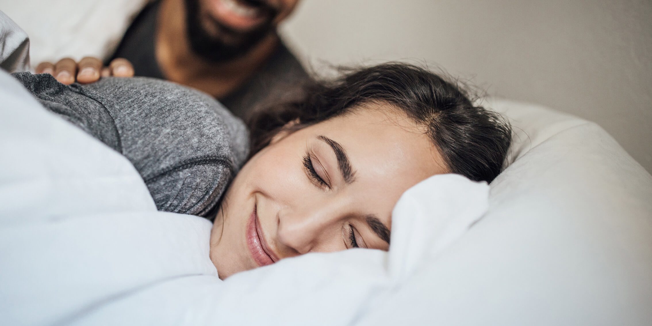 Bild eines Paares im Bett