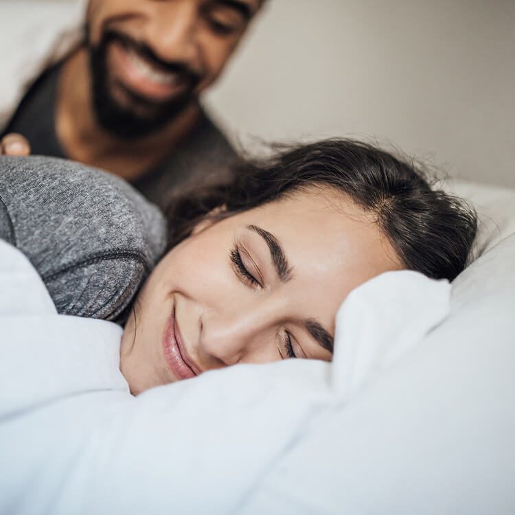 Bild eines Paares im Bett